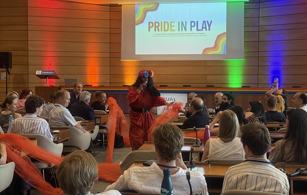La Guaricha de los Andes llevó a la UNESCO un mensaje de diversidad, resiliencia e inclusión durante el evento “Pride in play”
