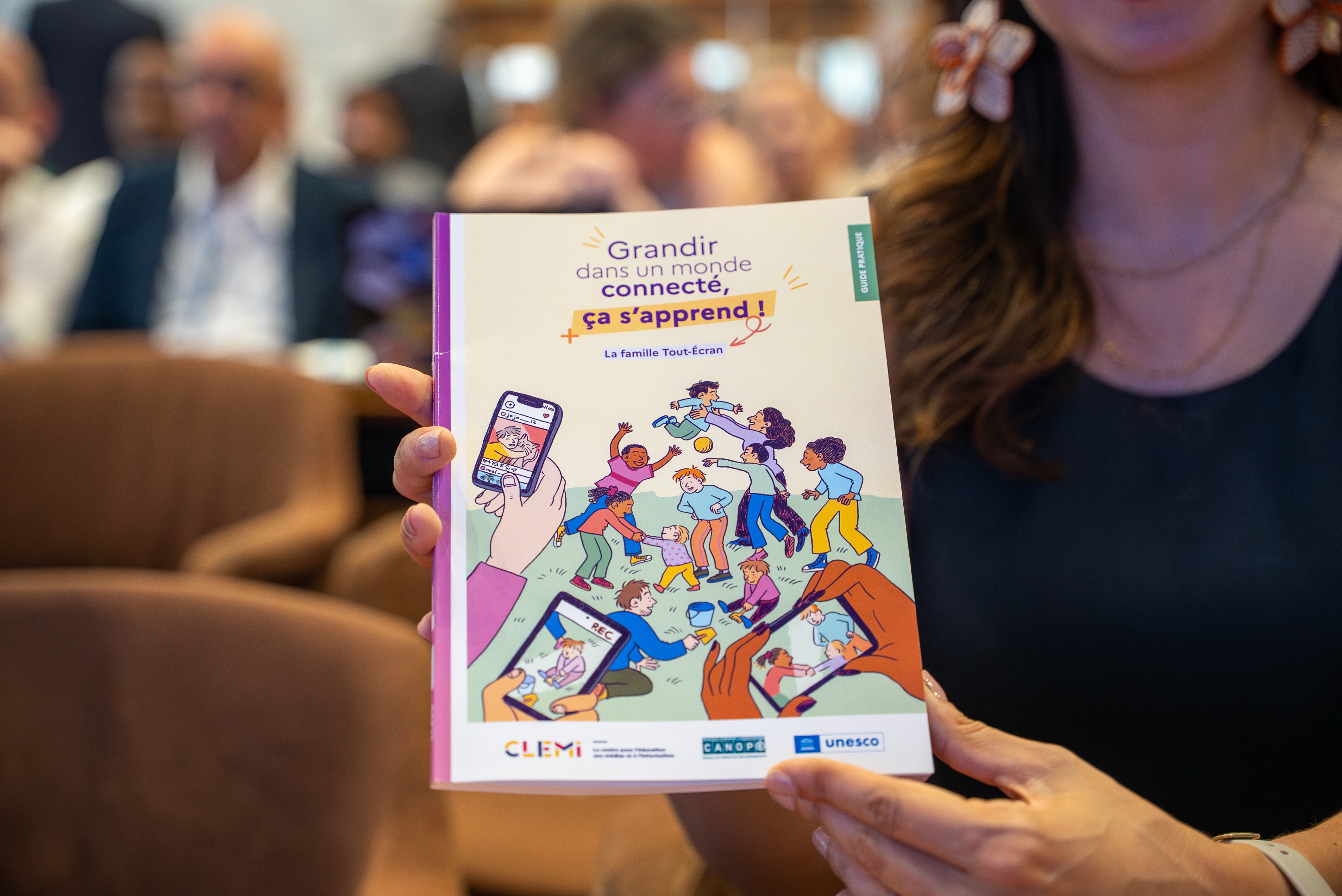 UNESCO lanza la guía práctica “La Familia frente a las Pantallas. Crecer en un Mundo Conectado, Se Aprende”