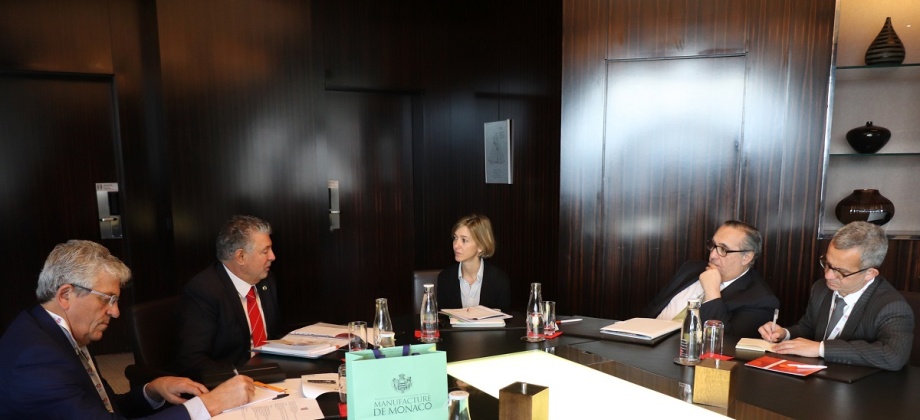Delegado Permanente Adjunto de Colombia ante la Unesco, Luis Armando Soto, acompañó a la Viceministra Patti Londoño durante el encuentro con el Presidente y fundador de Peace and Sport, Joël Bouzou