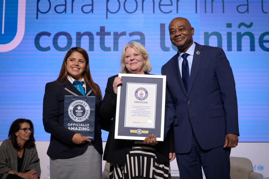 Colombia obtiene Guinness World Record por reunir a más de 1.400 delegados de 119 países en un llamado global para por poner fin a la violencia infantil Colombia obtiene Guinness World Record por reunir a más de 1.400 delegados de 119 países en un llamado global para por poner fin a la violencia infantil